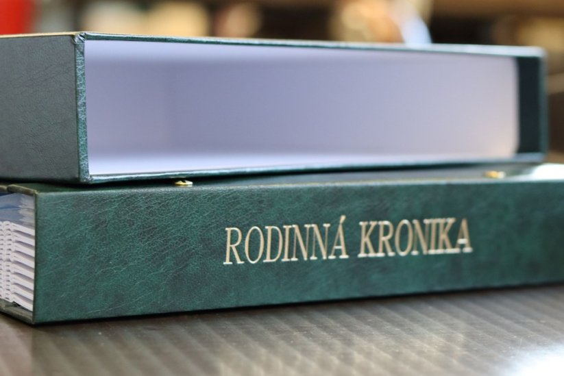 Kronika a zasunovací pouzdro
