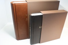 Kožené kroniky velikostí A3 a A4 v zasunovacích pouzdrech Kožené kroniky velikostí A3 a A4 v zasunovacích pouzdrech