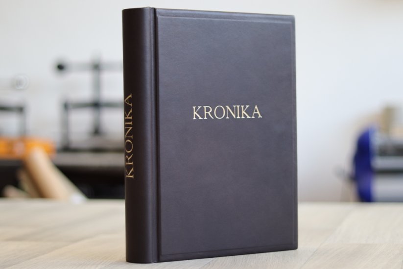 Kronika v tmavě hnědé kůži