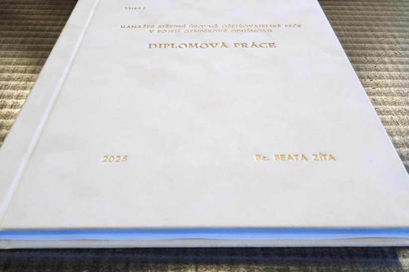 Diplomová práce potažená v sametu