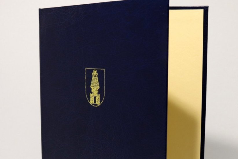 Desky se znakem obce nebo kraje, koženka - Barva koženky: Bílá (18)