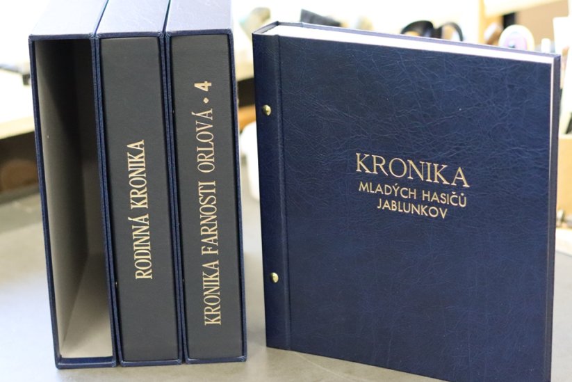 Zasunovací pouzdra s kronikami