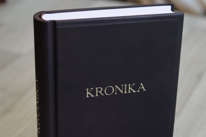 Kronika v tmavě hnědé kůži