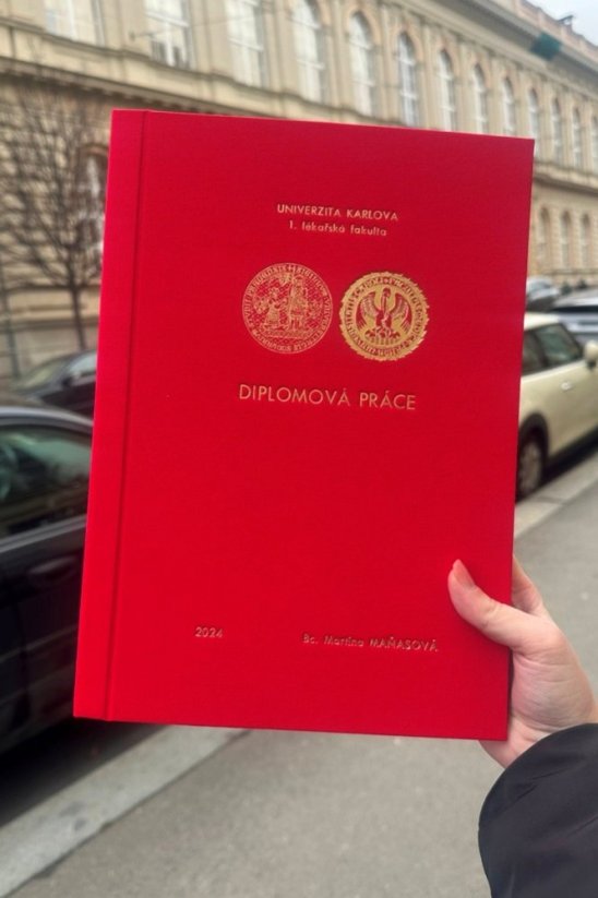 Diplomka s logem univerzity a fakulty
