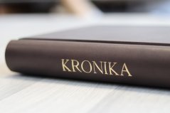 Zlatá ražba na hřbetě kroniky Zlatá ražba na hřbetě kroniky