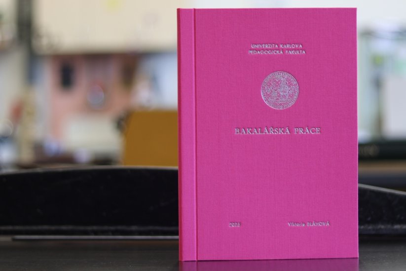 Růžová diplomka (odstín Malina) s logem CUNI