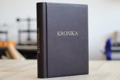 Kožená kronika s pérovým hřbetem Kožená kronika s pérovým hřbetem