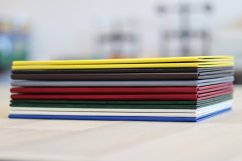 Barevné desky na diplomy