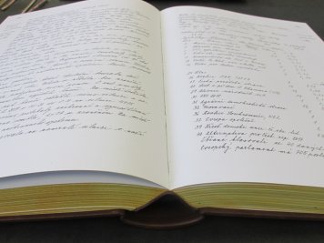 Popsaná kronika pro ruční psaní