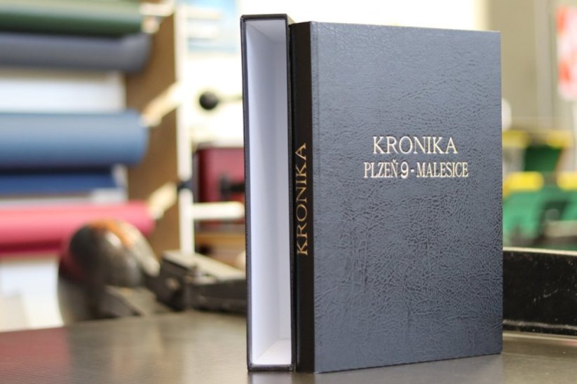 Kronika a zasunovací pouzdro