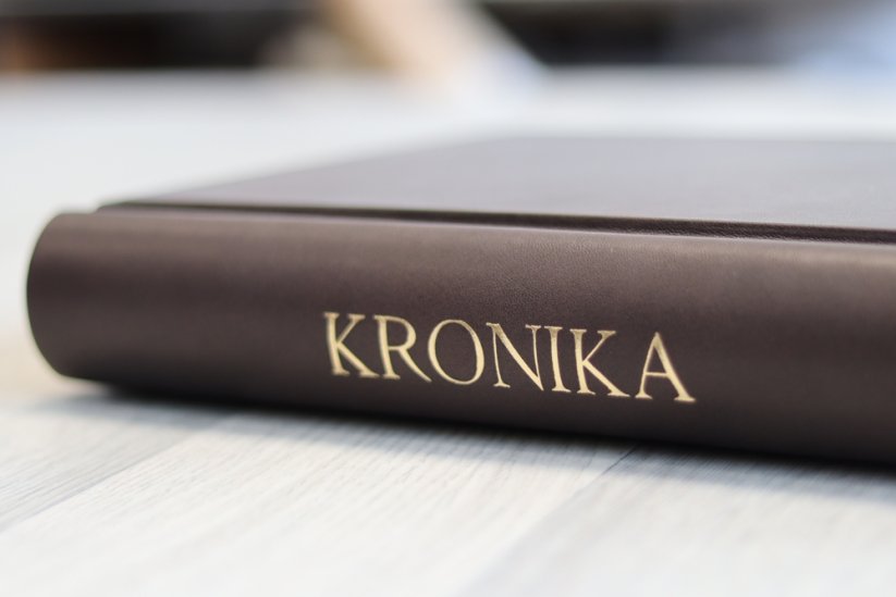 Zlatá ražba na hřbetě kroniky