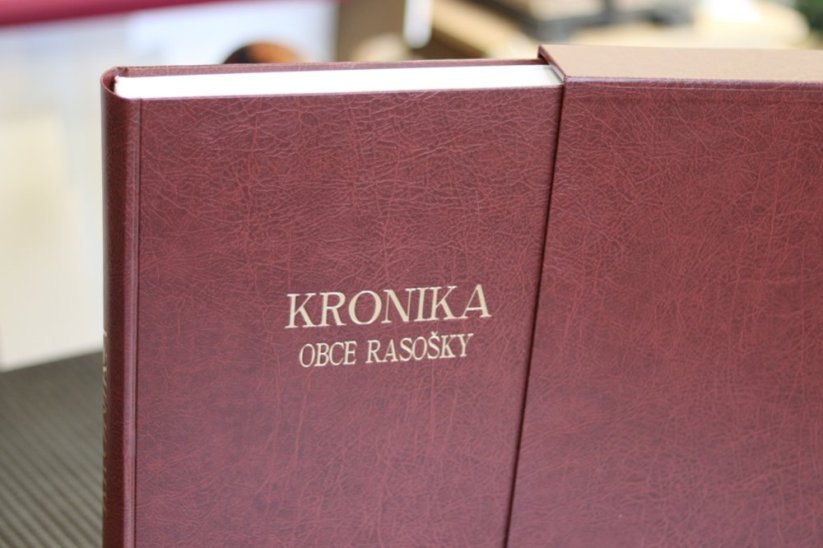 Kronika pro ruční zapisování, větší A4, 192 listů, koženka - Barva koženky: Bordó žíhaná (13)
