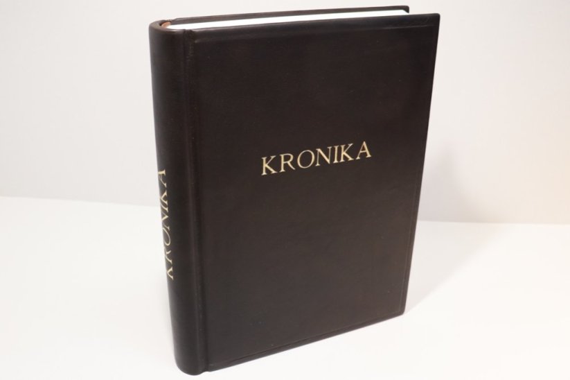 Kronika v tmavě hnědé kůži