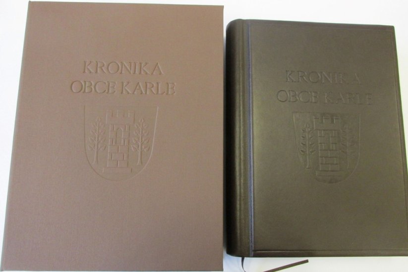 Kazetové pouzdro a kožená kronika