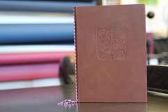 Obřadní desky - hnědá kůže a sleporažba znaku