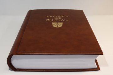 Obecní kronika s pérovým hřbetem