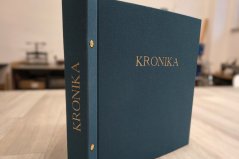 Kronika - petrolejová barva - č.2 Kronika - petrolejová barva - č.2