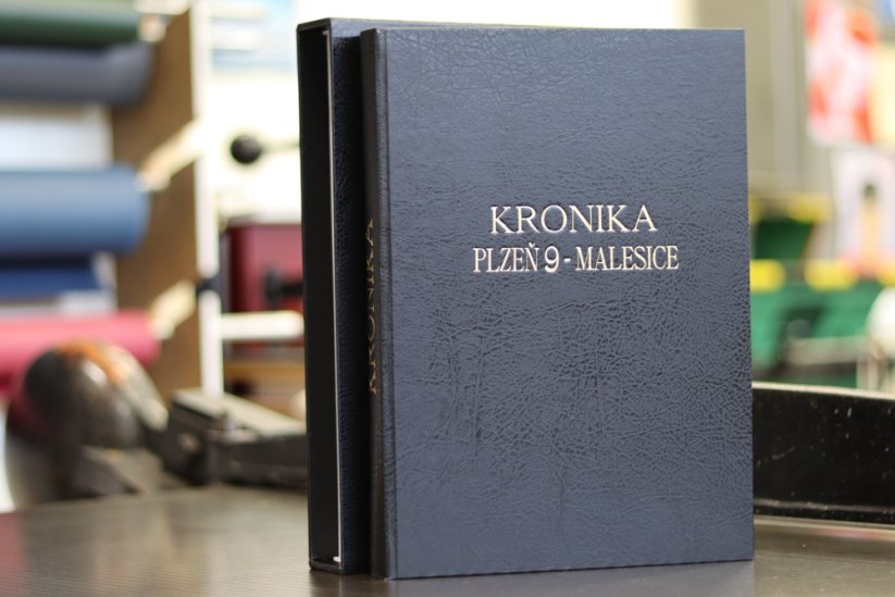 Kronika pro ruční zapisování, větší A4, 192 listů, koženka - Barva koženky: Bordó žíhaná (13)