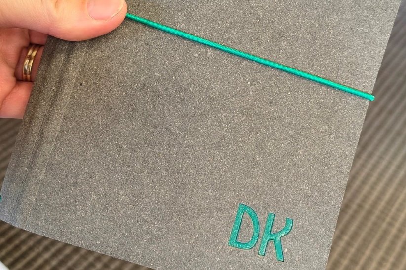 Deníky z recyklované kůže - Velikost a barva: Velký tmavě šedý 14 x 19 cm