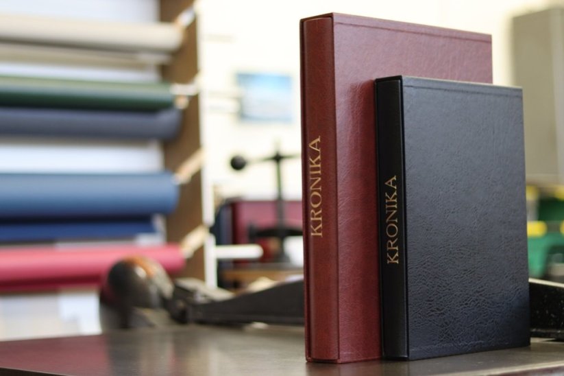 Kronika pro ruční zapisování, větší A4, 192 listů, koženka - Barva koženky: Bordó žíhaná (13)