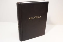 Kronika v tmavě hnědé kůži